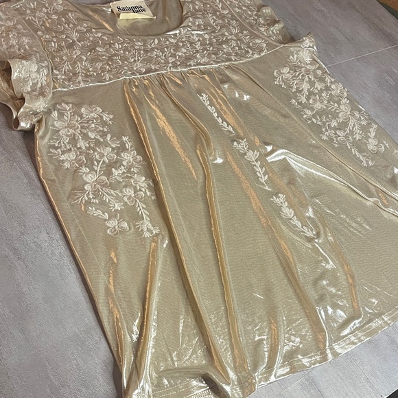 Savanna Jane- Shimmery Gold Floral Top with embroidery-size Large - Picture 6 of 12